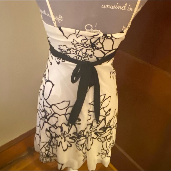 🐢🐢Dress White with black embroidery and sash - Picture 6 of 7